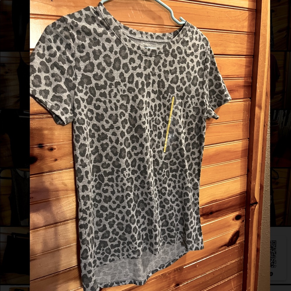 Target brand gray cheetah print tee